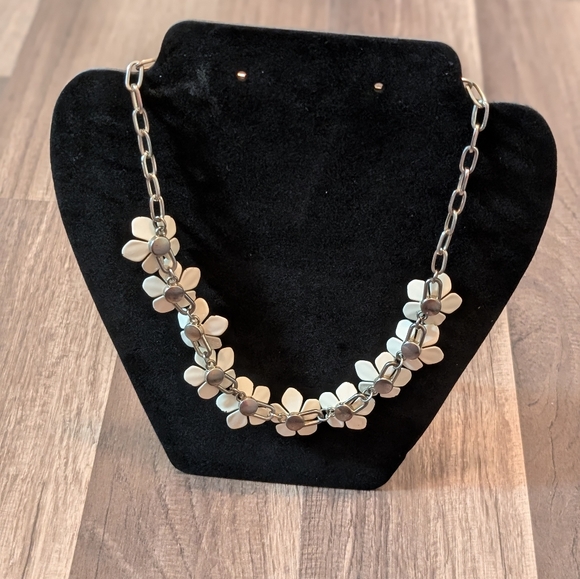 White Floral Necklace - Picture 4 of 4